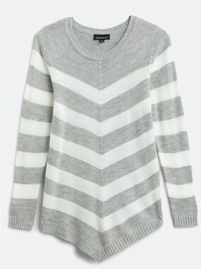 Point-Hem Chevron Sweater - Gray & White